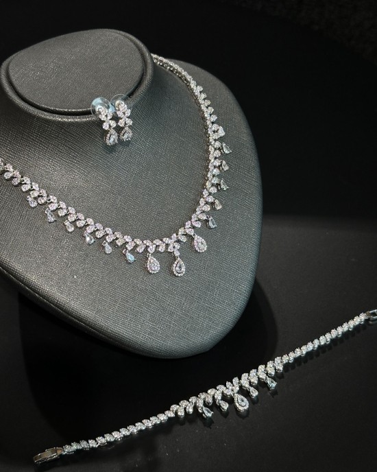 CLASSY PIRLANTA MONTUR GÜMÜŞ ZİRKON TAŞLI SET CLASSY PIRLANTA MONTUR GÜMÜŞ ZİRKON TAŞLI SET